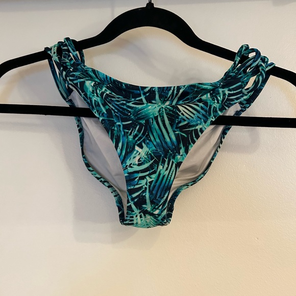 Various bathing suit tops and bottoms from VS, Aerie, Calvin Klein, Body Glove - Picture 5 of 9